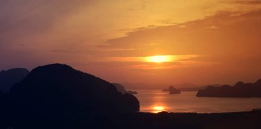 Gün batımında Phang Nga körfezi Andaman denizpanoramik, Tayland