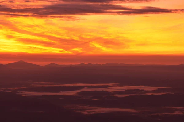 Céu colorido ao nascer do sol — Fotografia de Stock