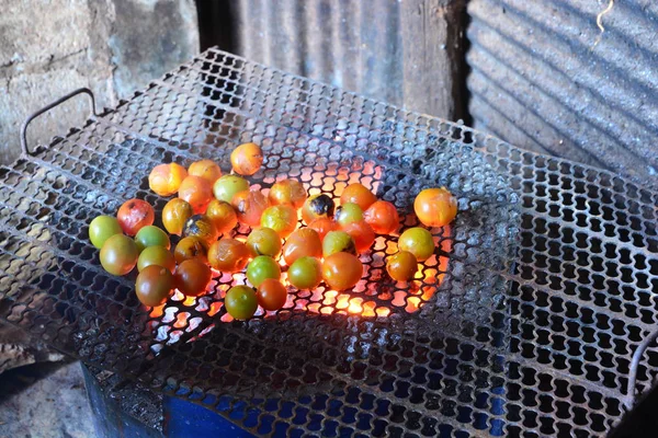 Enfoque selectivo de la quema de tomates en la parrilla —  Fotos de Stock