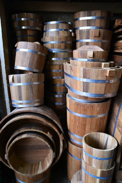 Secchio di legno antico in magazzino — Foto Stock