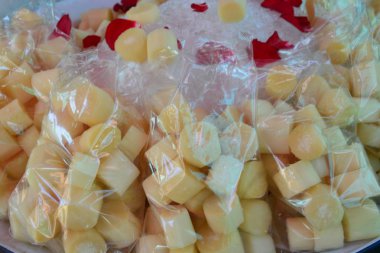 satmak için plastik torbada şeker kamışı