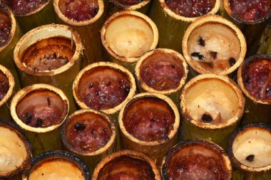 Bambu eklemlerinde kızartılmış glutinous pilavı.