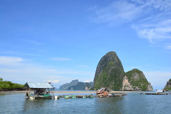 Käfigfischzucht in der Bucht von Phang Nga — Stockfoto