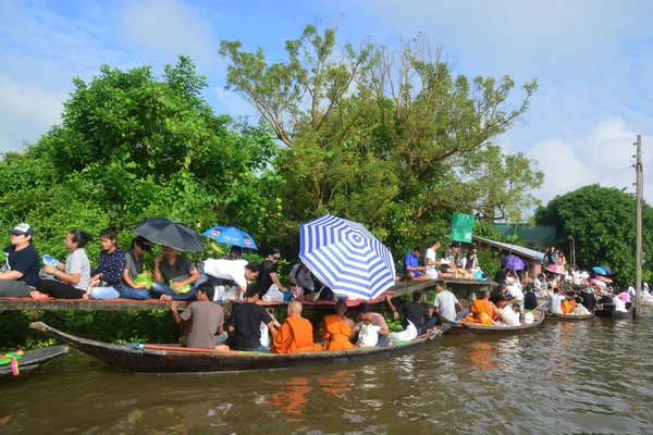 Tuk baat Festival del río Phra Roi — Foto de Stock