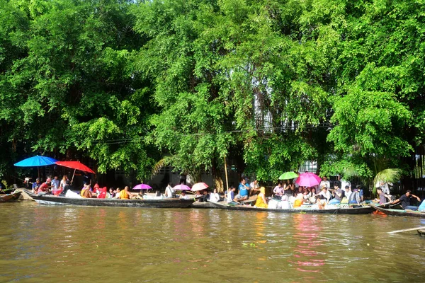 Tuk baat Festival del río Phra Roi —  Fotos de Stock
