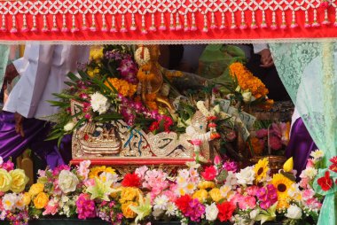 Tuk baat Phra Roi Nehri Festivali