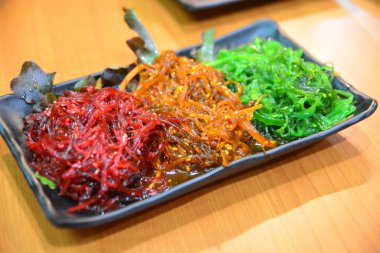 Japon yosun salatası