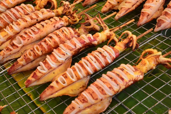 Calamares a la parrilla en Street food en Tailandia. —  Fotos de Stock