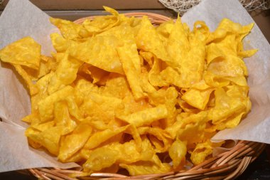 derin kızarmış mantı