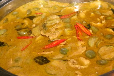 Tavuklu yeşil köri.