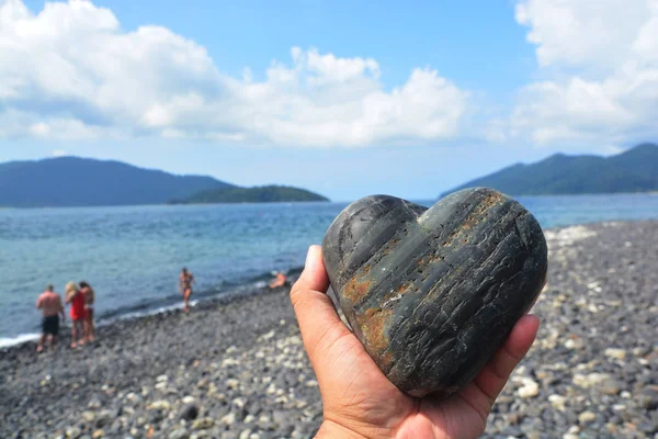 Piedra en forma de corazón en mano — Foto de Stock