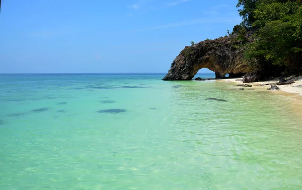 The Rock Arch, Koh Khai Island, Tarutao National Marine Park in Satun Province, Thailand — Stockfoto