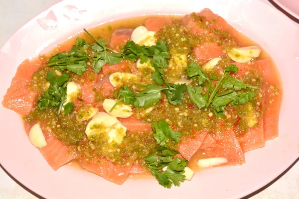 Zalm sashimi in pittige hete saus — Stockfoto