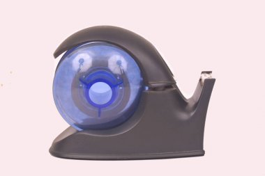 beyaz zemin üzerine bant kesici