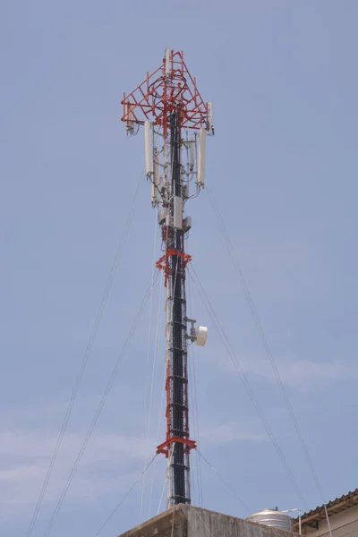 Telecommunicatie toren op het gebouw — Stockfoto