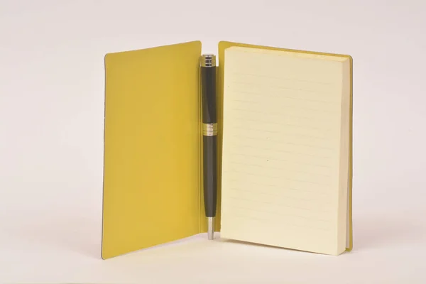 Notebook com caneta sobre fundo branco — Fotografia de Stock