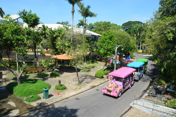 Autobús de transporte Safari con muchos turistas sentados en el zoológico de Dusit (conocido como Khaodin  ) — Foto de Stock