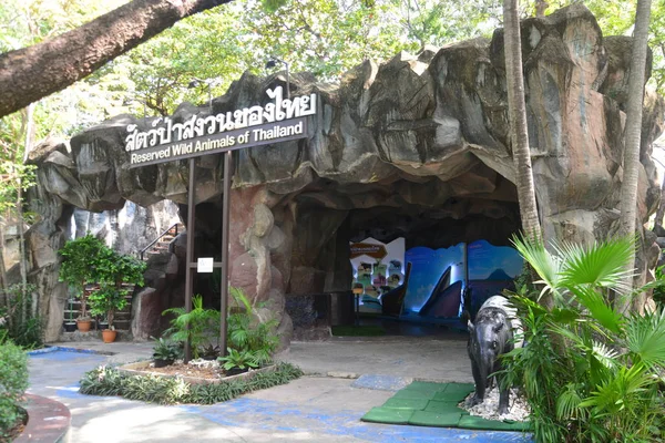 Dusit Hayvanat Bahçesi'nde Tayland Yaban Hayatı Rezerv Hayvan Etiketi — Stok fotoğraf