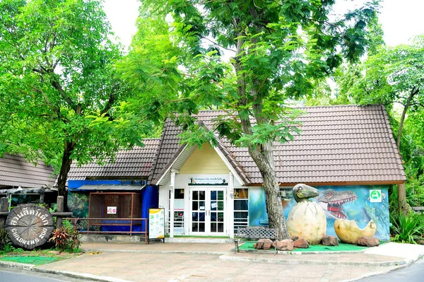 Edifícios de exposição de jardim zoológico infantil — Fotografia de Stock