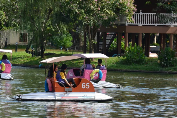 Barcos de pedal giratorio en el lago Dusit Zoo — Foto de Stock