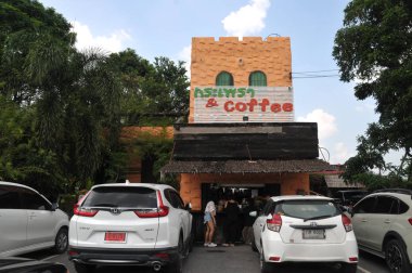 kutsal fesleğen (krapow) ve kahve lopburi