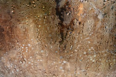 Pencere camına su damlıyor.