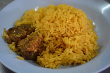 Tavuk Biryani yeşil Hint turşusu ile