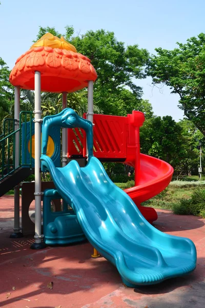 Çocuk Bahçesi bir şehir parkı, çocuklar için oyun alanı. — Stok fotoğraf