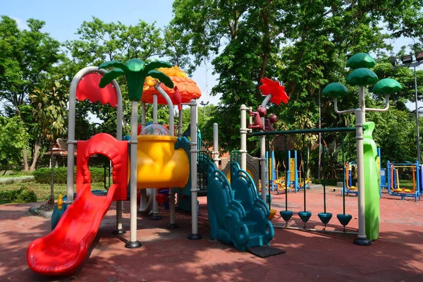 Aire de jeux pour enfants dans un parc municipal, Aire de jeux pour enfants . — Photo