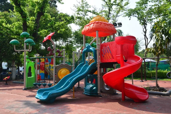 Aire de jeux pour enfants dans un parc municipal, Aire de jeux pour enfants . — Photo
