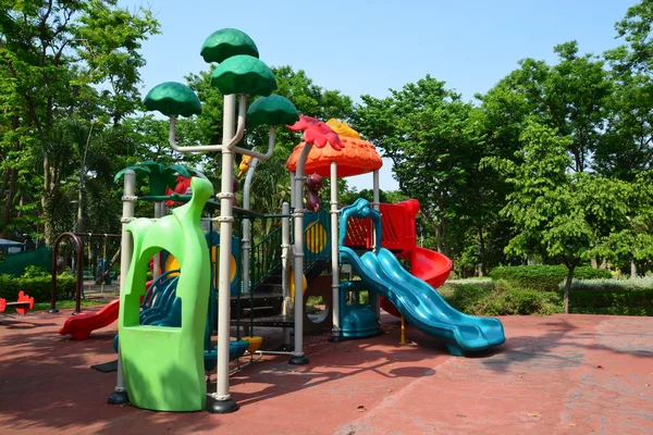 Aire de jeux pour enfants dans un parc municipal, Aire de jeux pour enfants . — Photo