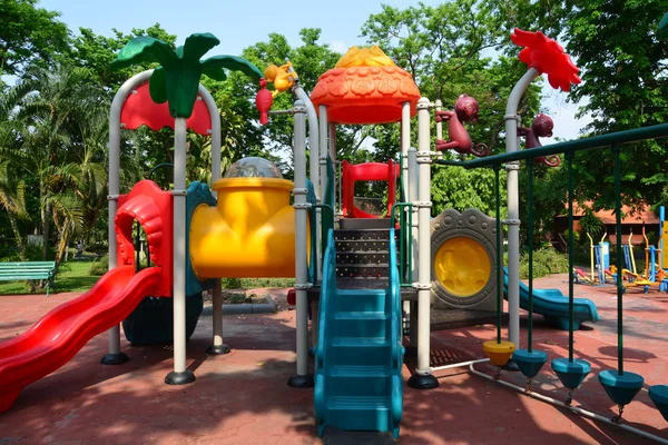 Aire de jeux pour enfants dans un parc municipal, Aire de jeux pour enfants . — Photo