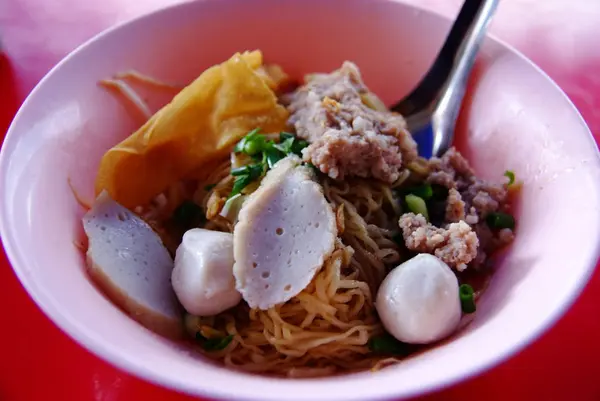 Mie telur kering dengan bola ikan dan daging babi cincang — Stok Foto