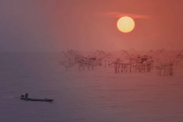 Klong Pak Pra en la aldea de pescadores de la mañana, distrito de Khuan-khanun, provincia de Phatthalung, Tailandia — Foto de Stock