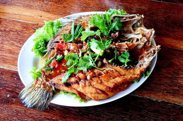 Gebratener Fisch mit süßer Chilisoße Rezept (pla rad prik) — Stockfoto