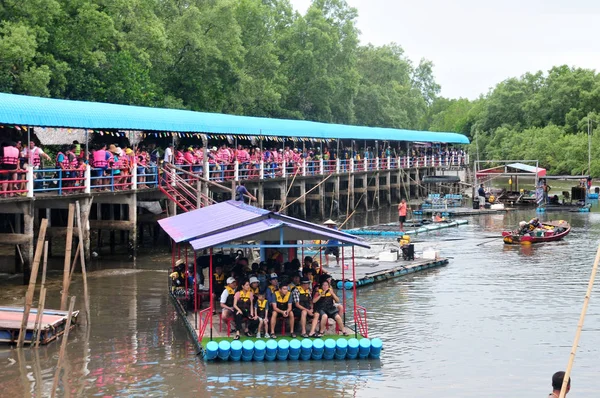 Bambusz (helyettesítő anyagok cső PVC) tutajon rafting csónak folyóvíz — Stock Fotó
