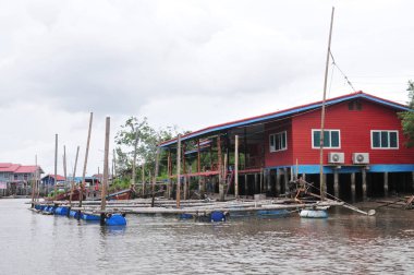 Bang Chan, Chantaburi s kh Lung District, su üzerine inşa edilmiş bir balıkçı köyü