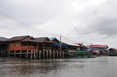 Bang Chan, Chantaburi s kh Lung District, su üzerine inşa edilmiş bir balıkçı köyü