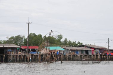 Bang Chan, Chantaburi s kh Lung District, su üzerine inşa edilmiş bir balıkçı köyü
