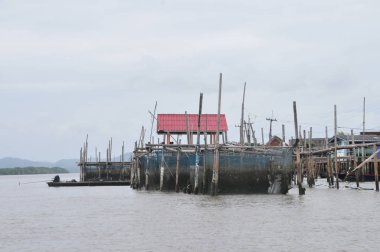 Bang Chan, Chantaburi s kh Lung District, su üzerine inşa edilmiş bir balıkçı köyü
