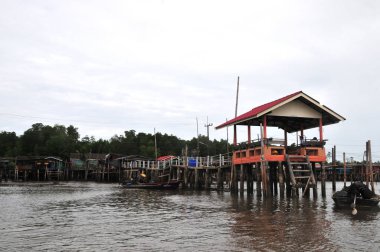 Bang Chan, Chantaburi s kh Lung District, su üzerine inşa edilmiş bir balıkçı köyü
