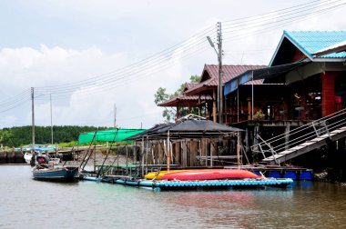 Bang Chan, Chantaburi s kh Lung District, su üzerine inşa edilmiş bir balıkçı köyü