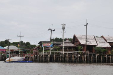 Bang Chan, Chantaburi s kh Lung District, su üzerine inşa edilmiş bir balıkçı köyü
