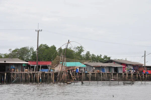 邦陈，在昌塔布里的kh肺区，是一个渔村建在水上 — 图库照片