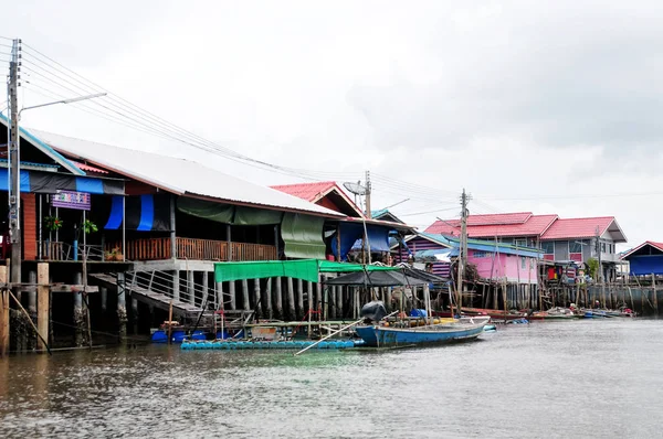 邦陈，在昌塔布里的kh肺区，是一个渔村建在水上 — 图库照片
