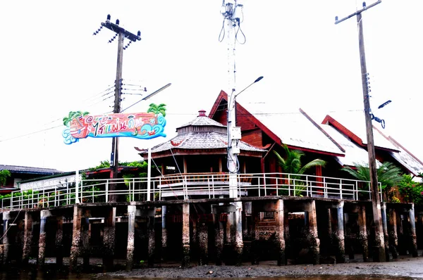 Bang Chan, in Chantaburi s KH Lung district, is een vissersdorp gebouwd op het water — Stockfoto