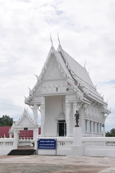 Белая церковь Ват Кхао Лаем Синг в Чантабаде, Таиланд — стоковое фото