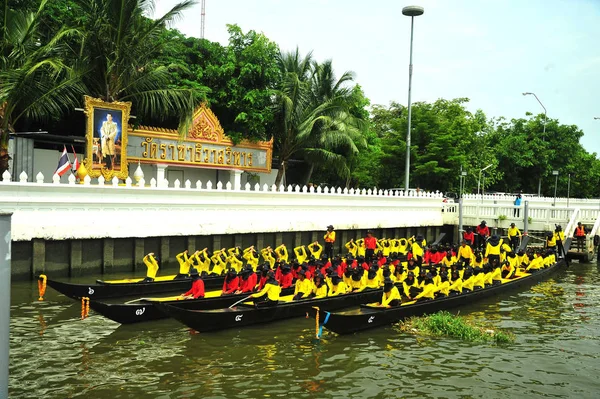 El entrenamiento de la Procesión de las Barcazas Reales, la última ceremonia real de la Ceremonia de Coronación Real del Rey Rama X . —  Fotos de Stock