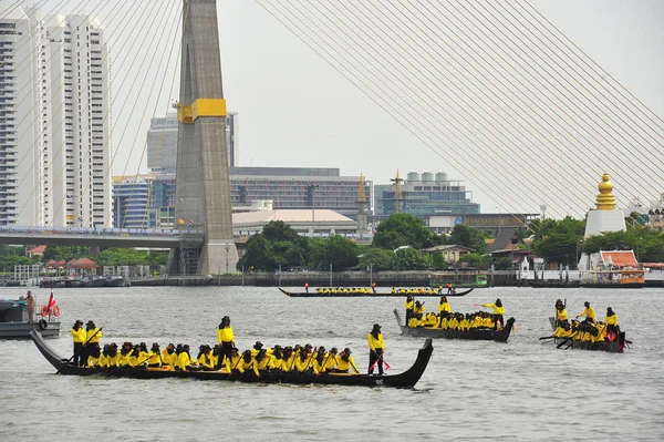 El entrenamiento de la Procesión de las Barcazas Reales, la última ceremonia real de la Ceremonia de Coronación Real del Rey Rama X . — Foto de Stock