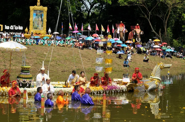 Um phra dam nam Zeremonienfest — Stockfoto